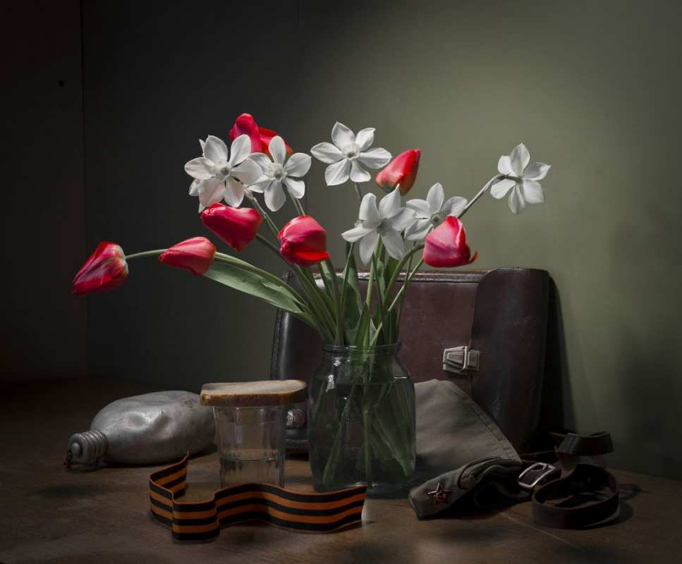 Открытка цветы в банке и военная форма стакан с хлебом  9 мая  9 мамырдан бастап 