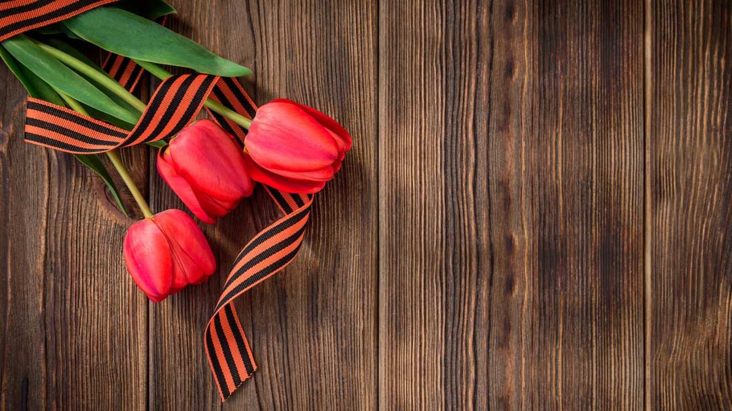 Открытка тюльпаны на столе  9 мая  9 мамырдан бастап 