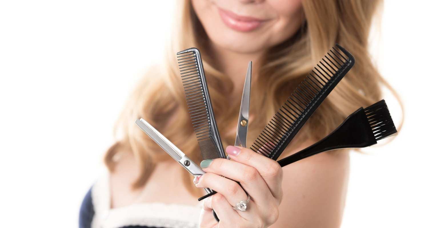 Открытка девушка парикмахер с расческой   с днем парикмахера расческа  Шаштараз күні құтты болсын 