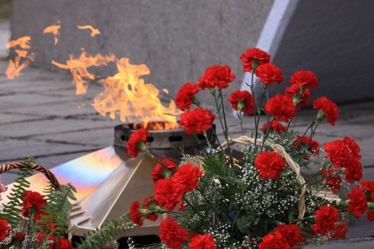 Открытка цветы у вечного огня  9 мая  9 мамырдан бастап 