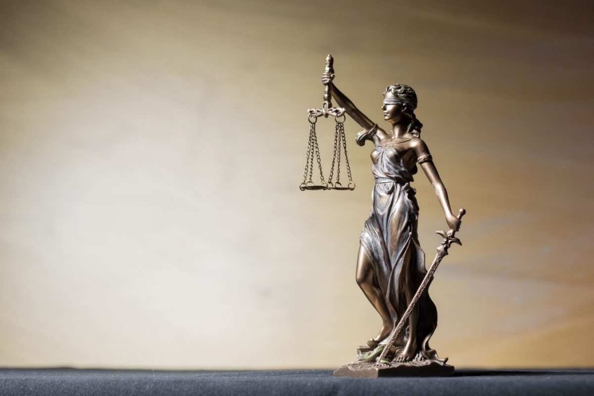 Открытка фигурка фемиды  с днем юриста  Заңгер күні құтты болсын 