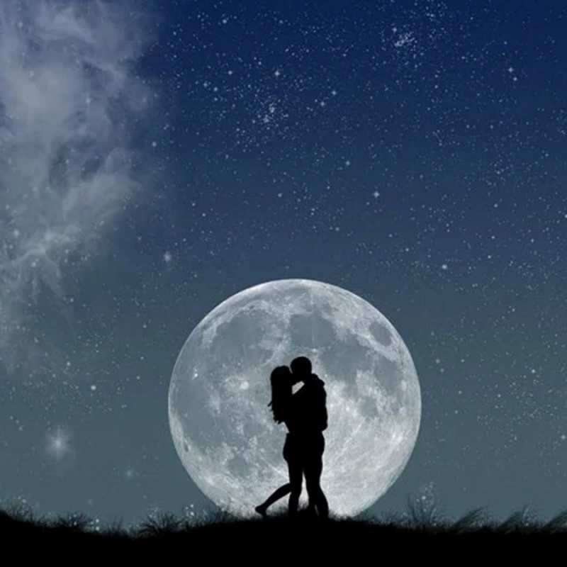 Открытка на фоне луны  сладкая парочка  сені құшақтағым келеді 