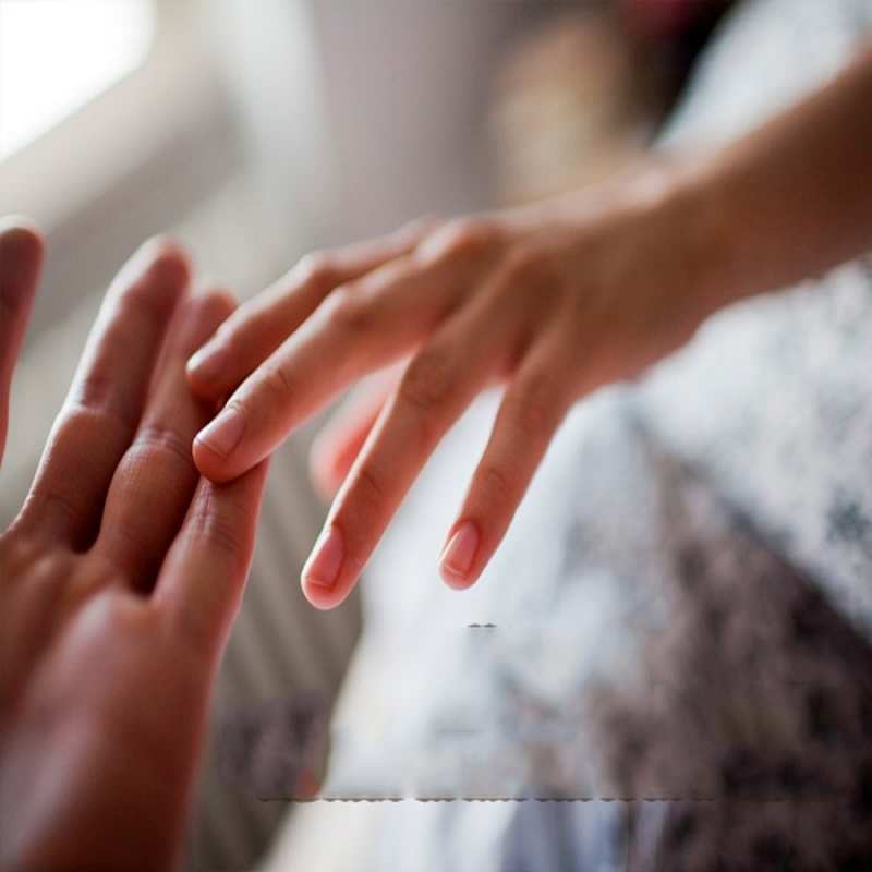 Открытка касание руки  прикосновение  сені құшақтағым келеді 