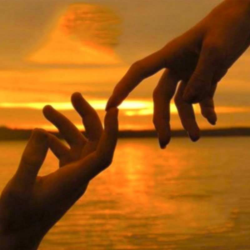 Открытка косание пальцем  прикосновение нежное к любимому  сені құшақтағым келеді 