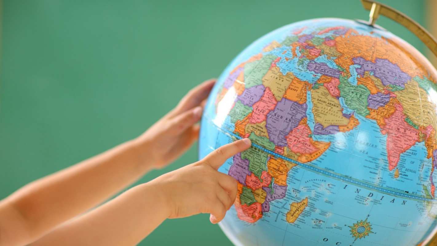 Открытка глобус и ребенок показывает пальцем экватор география  с днем учителя   Мұғалімдер күнімен 