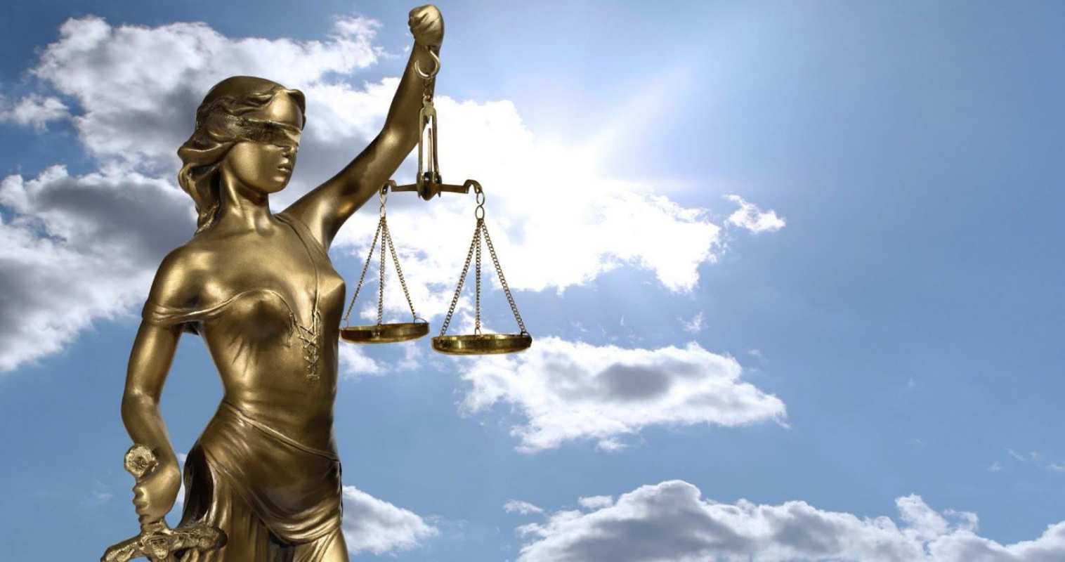 Открытка фемида на фоне неба  с днем юриста  Заңгер күні құтты болсын 