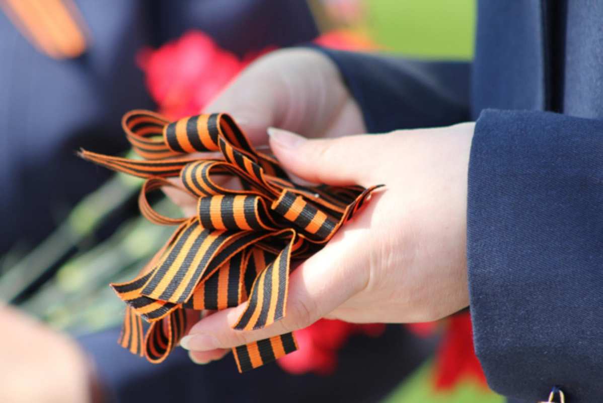 Открытка георгиевская лента в руках  9 мая  9 мамырдан бастап 