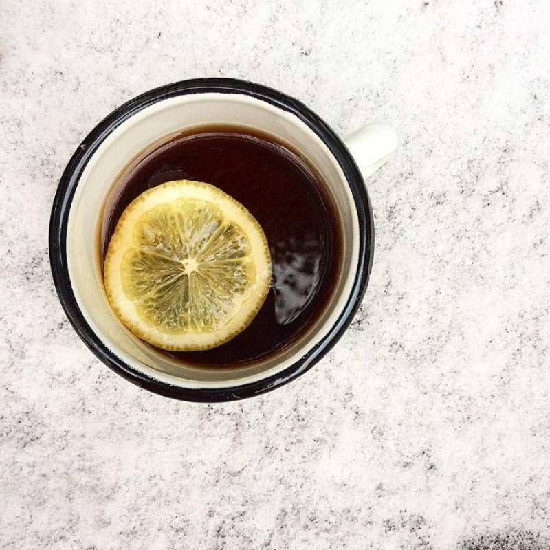 Открытка кружка чая и лимон  на мраморном столе  Жазыл 