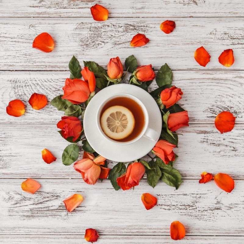 Открытка лепестки роз и чай с лимоном  фон из досок  Жазыл 