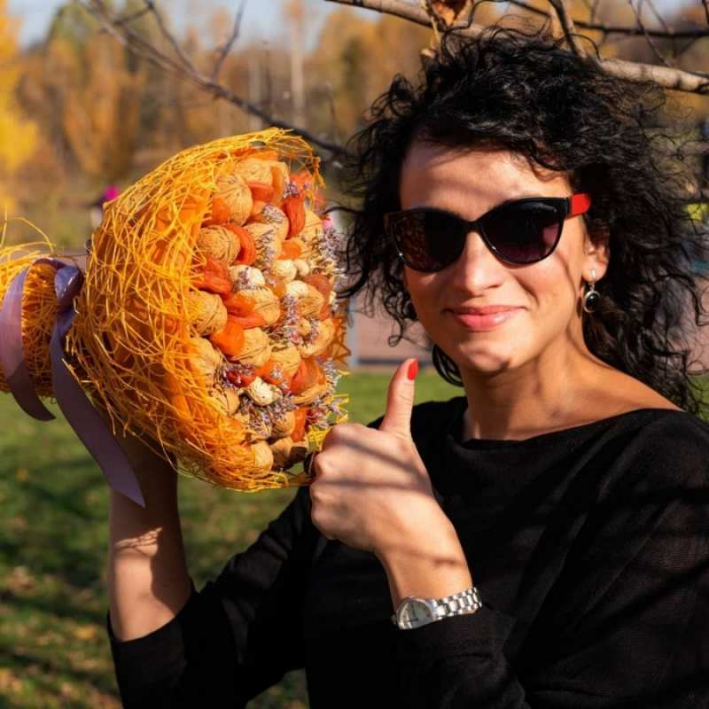 Открытка страшная тетка рекомендуете не болеть  что то там у нее в букете  Жазыл 