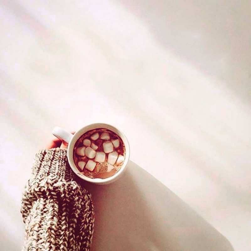 Открытка чай и вкусня  рука в свитре  Жазыл 