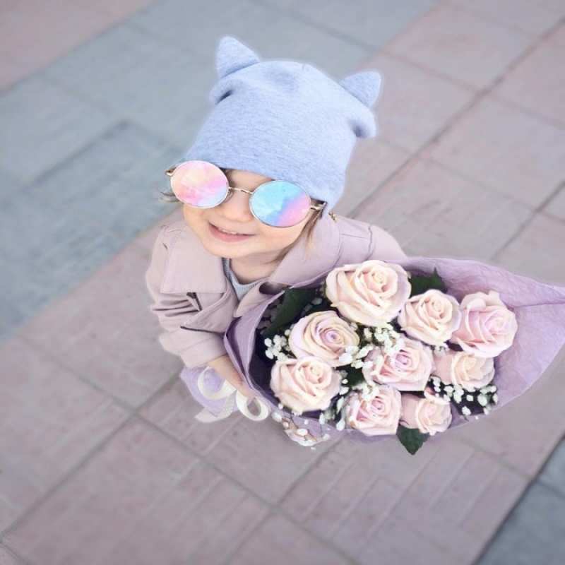 Открытка девочка в очках  букет роз и ребенок  Жазыл 