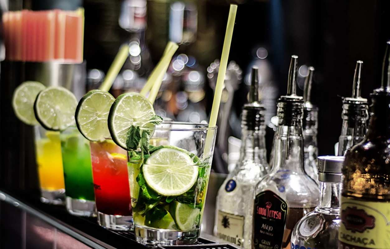 Открытка разные коктейли с лаймом  лайм с днем бармена  бармен күні құтты болсын 