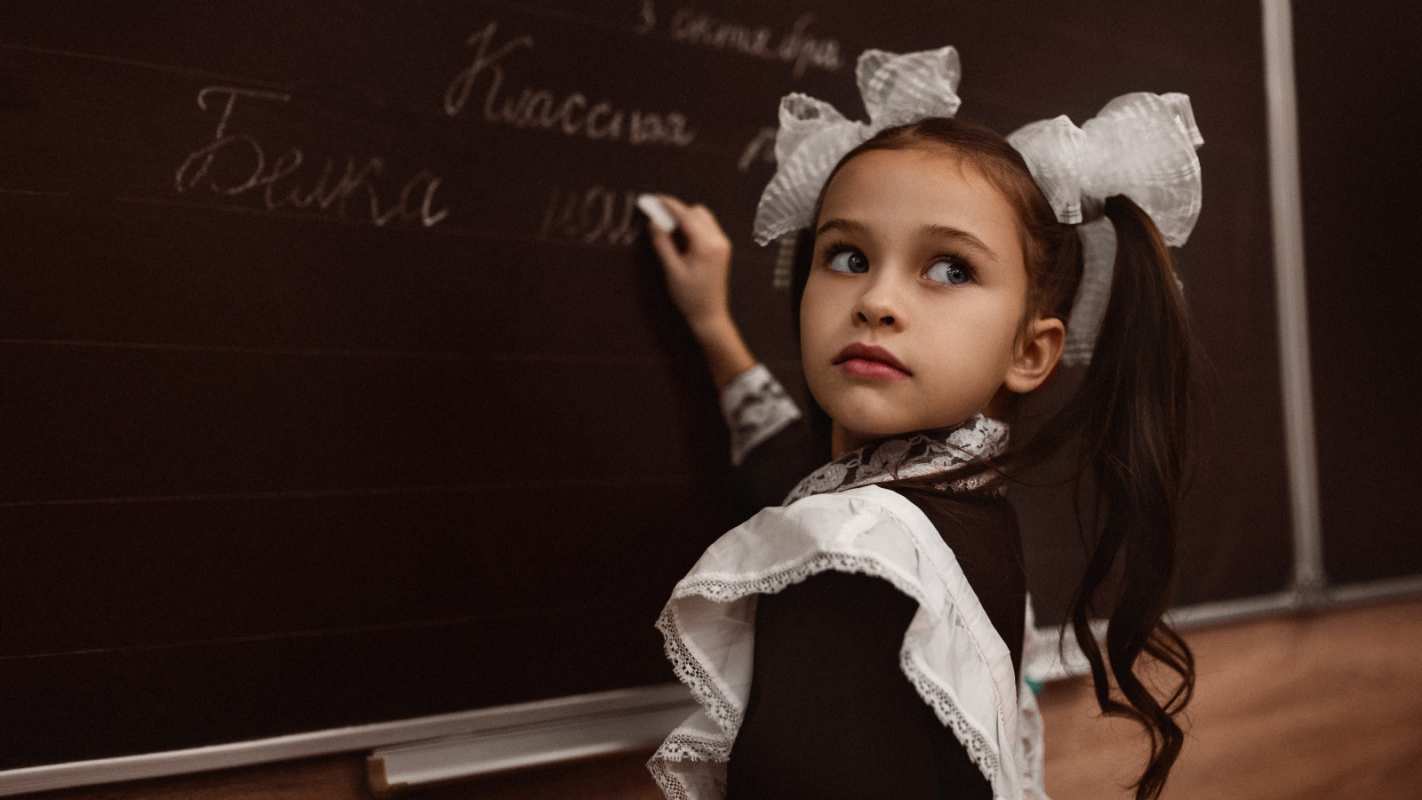 Открытка девочка в школе пишет на доске мелом  1 сентября  1 қыркүйектен бастап 