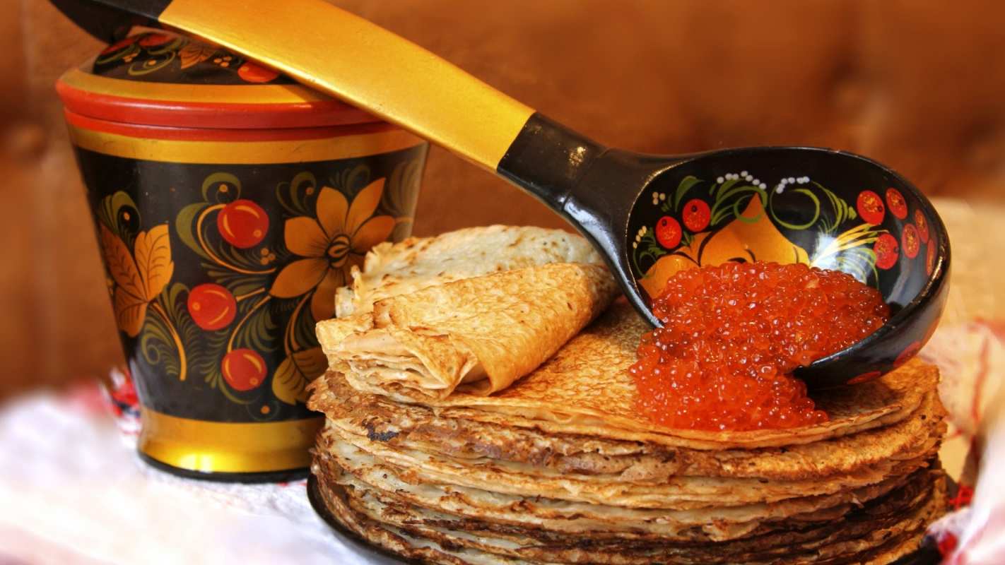 Открытка блины с красной икрой и деревянной посудой  блины  Карнавалмен 