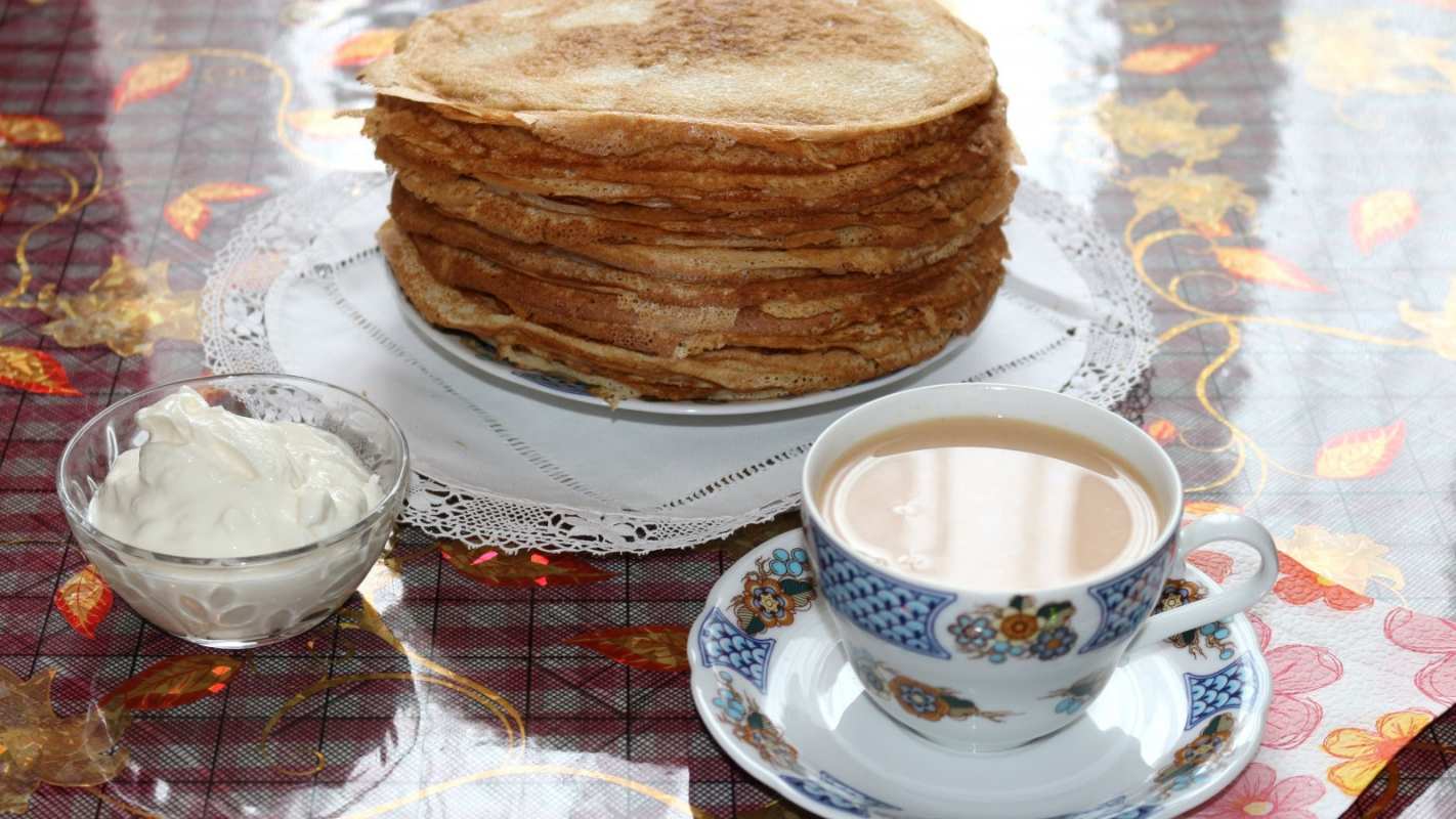 Открытка чай с маслом с блинами со сметаной  блины  Карнавалмен 