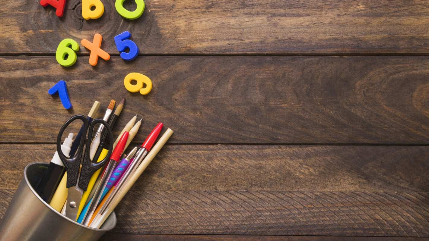 Открытка канцелярские товары в стакане и цифры  с днем знаний  1 қыркүйектен бастап 