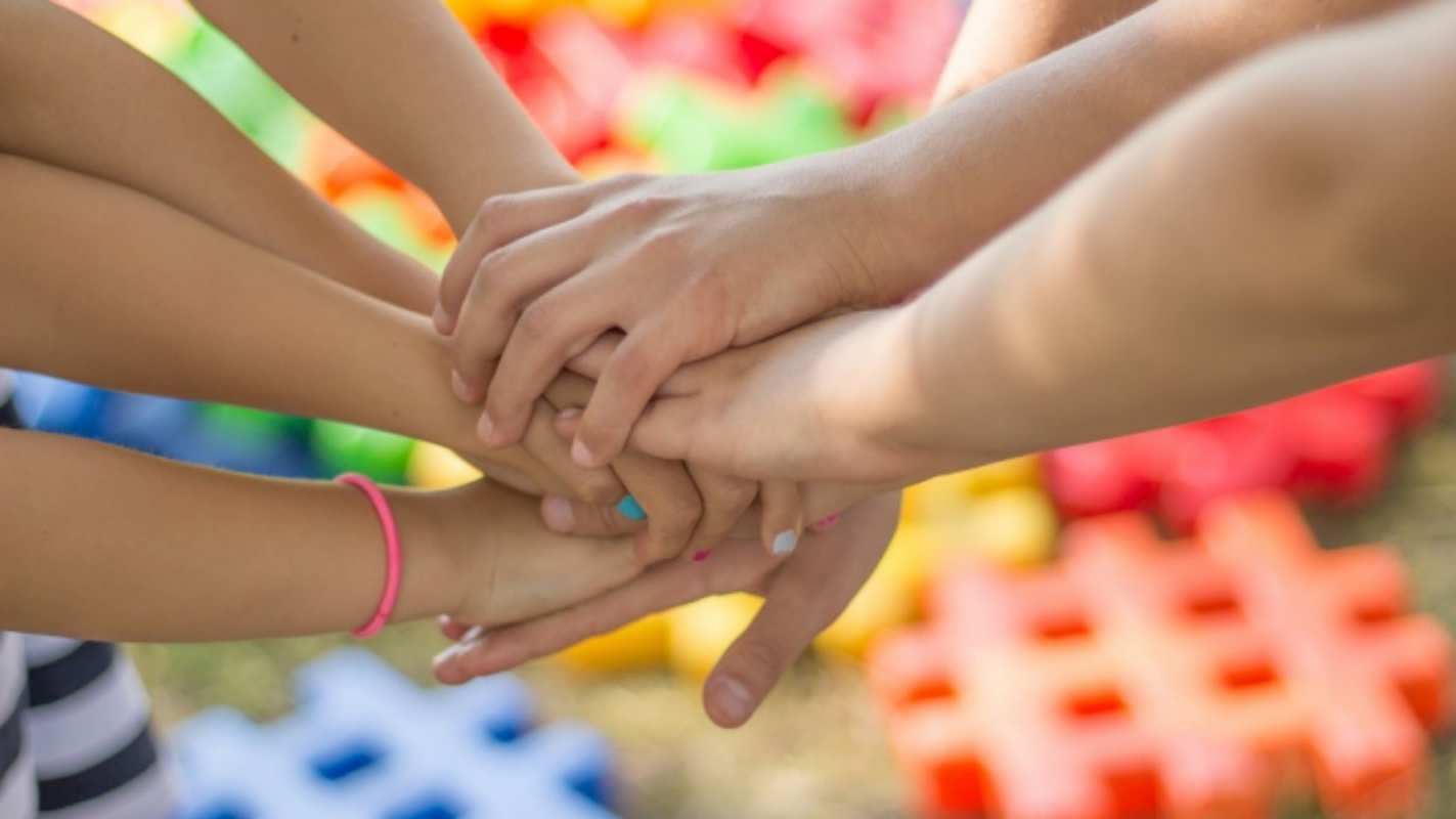 Открытка Верность дружба и семья  руки  отбасы күні құтты болсын 