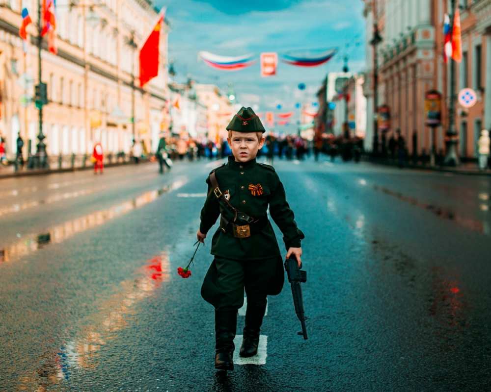 Открытка мальчик на параде в форме  9 мая  9 мамырдан бастап 