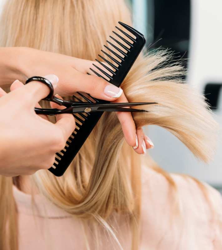 Открытка идет стрижка 1 подстригают человека  1 Шаштараз күні құтты болсын 