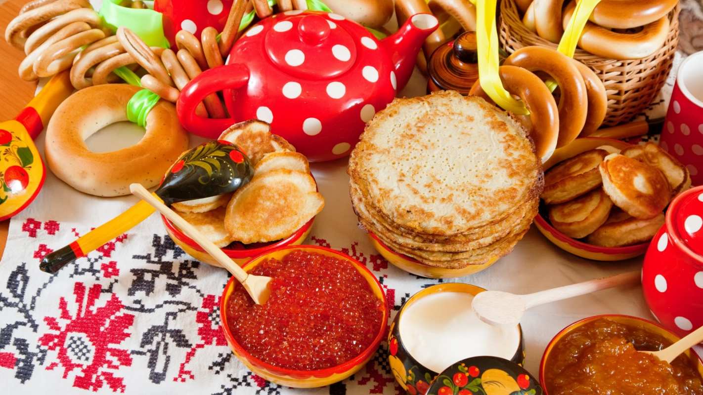 Открытка стол на масленицу с блинами красной икрой и оладушками  блины, красная икра, баранки   Карнавалмен 