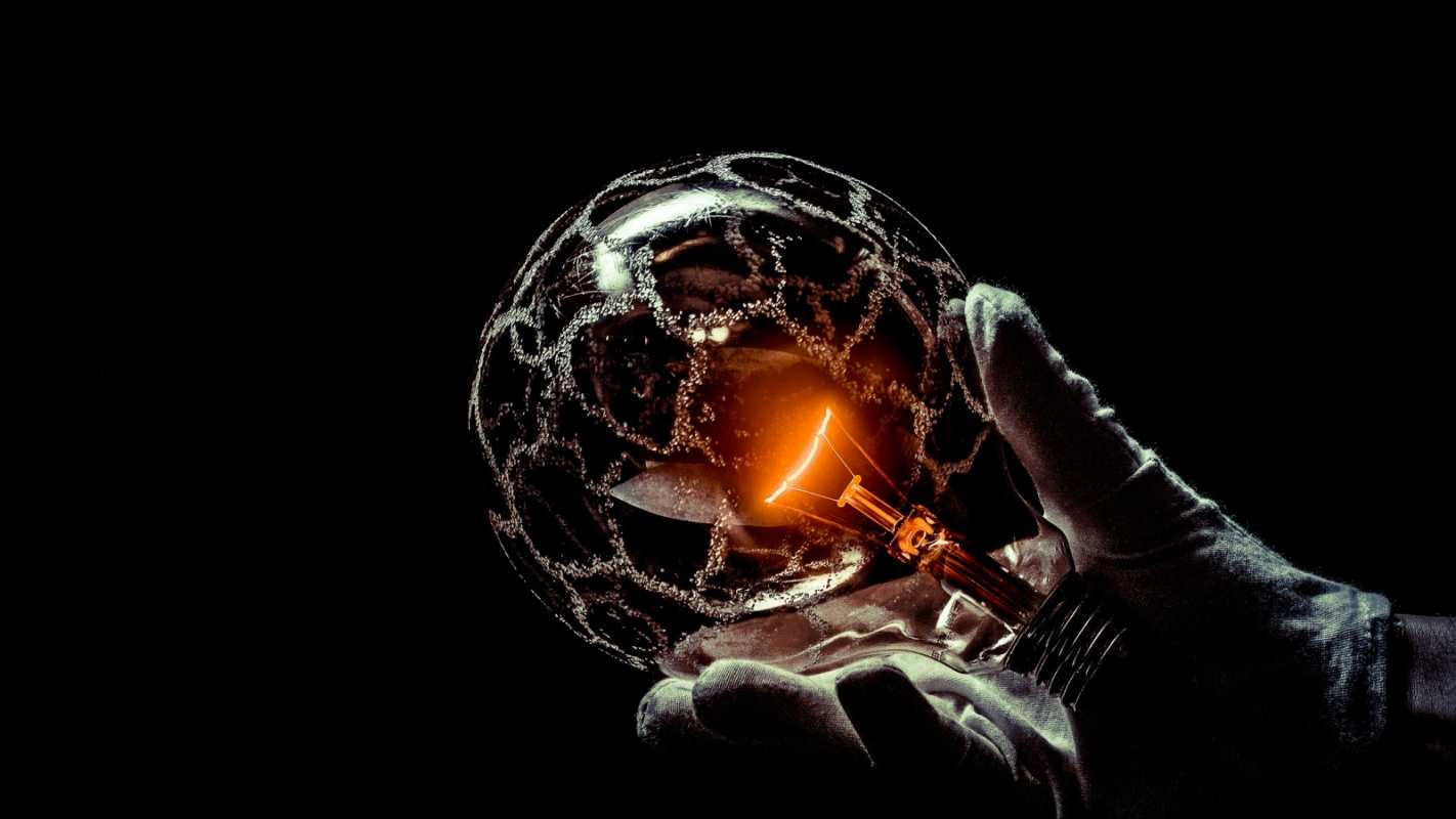 Открытка лампа в руках  лампа  Қуанышты энергия күні 