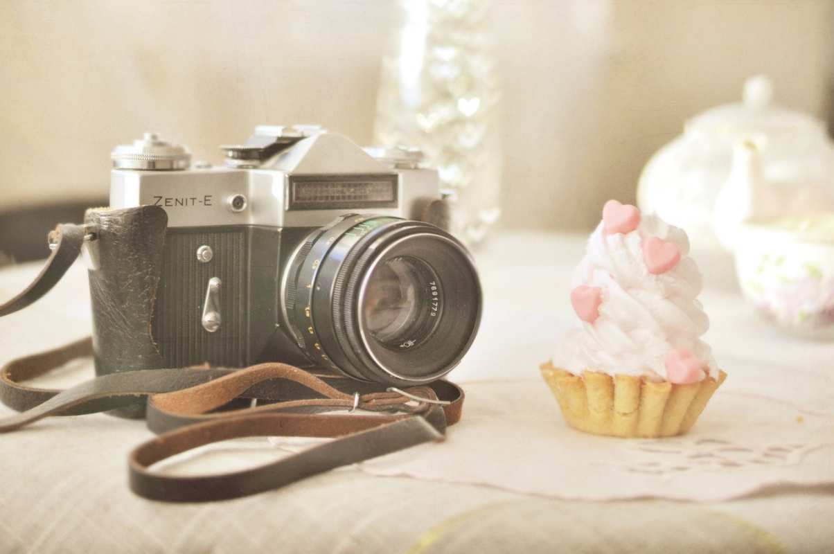 Открытка фотоаппарат и пирожное  с днем фотографа  Фотограф күні құтты болсын 