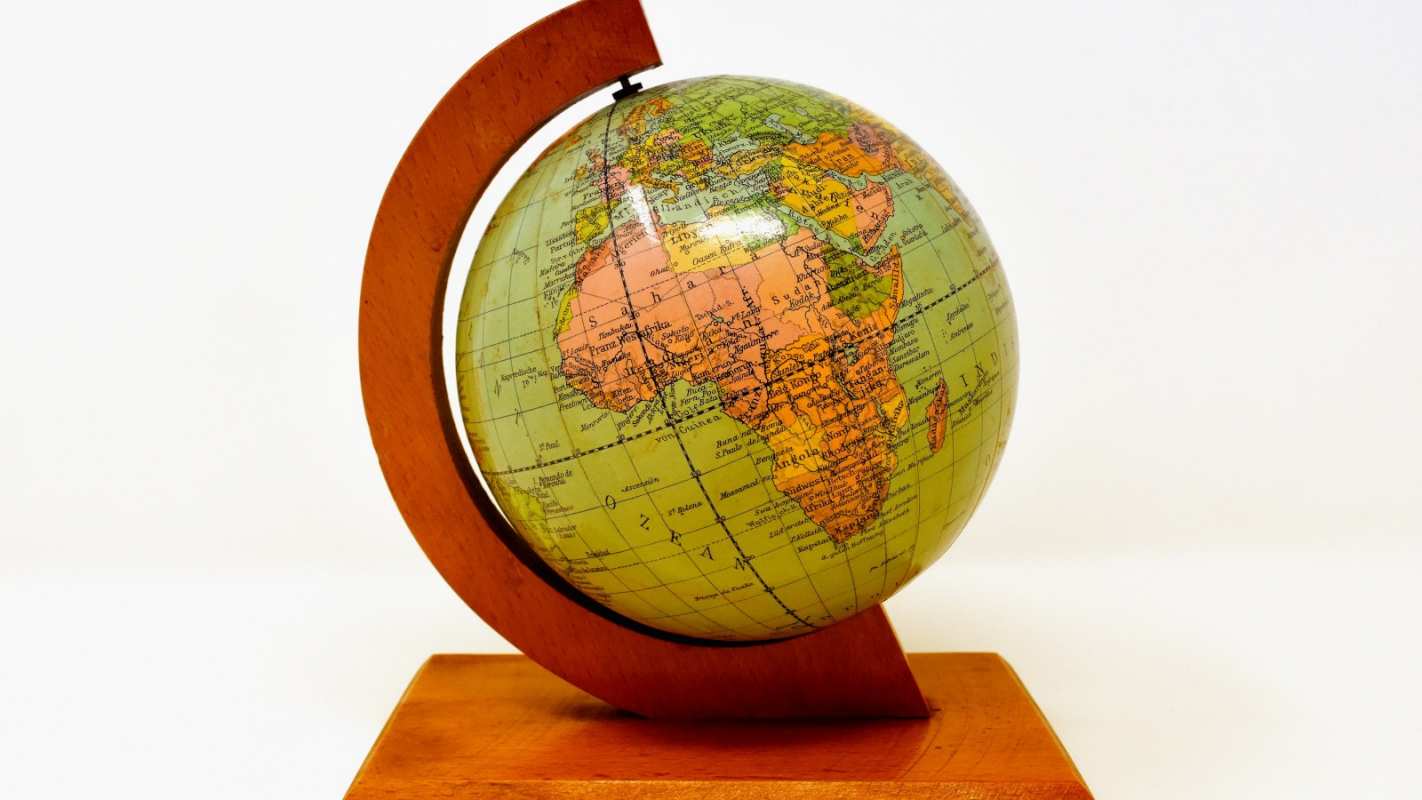 Открытка глобус  с днем знаний  1 қыркүйектен бастап 