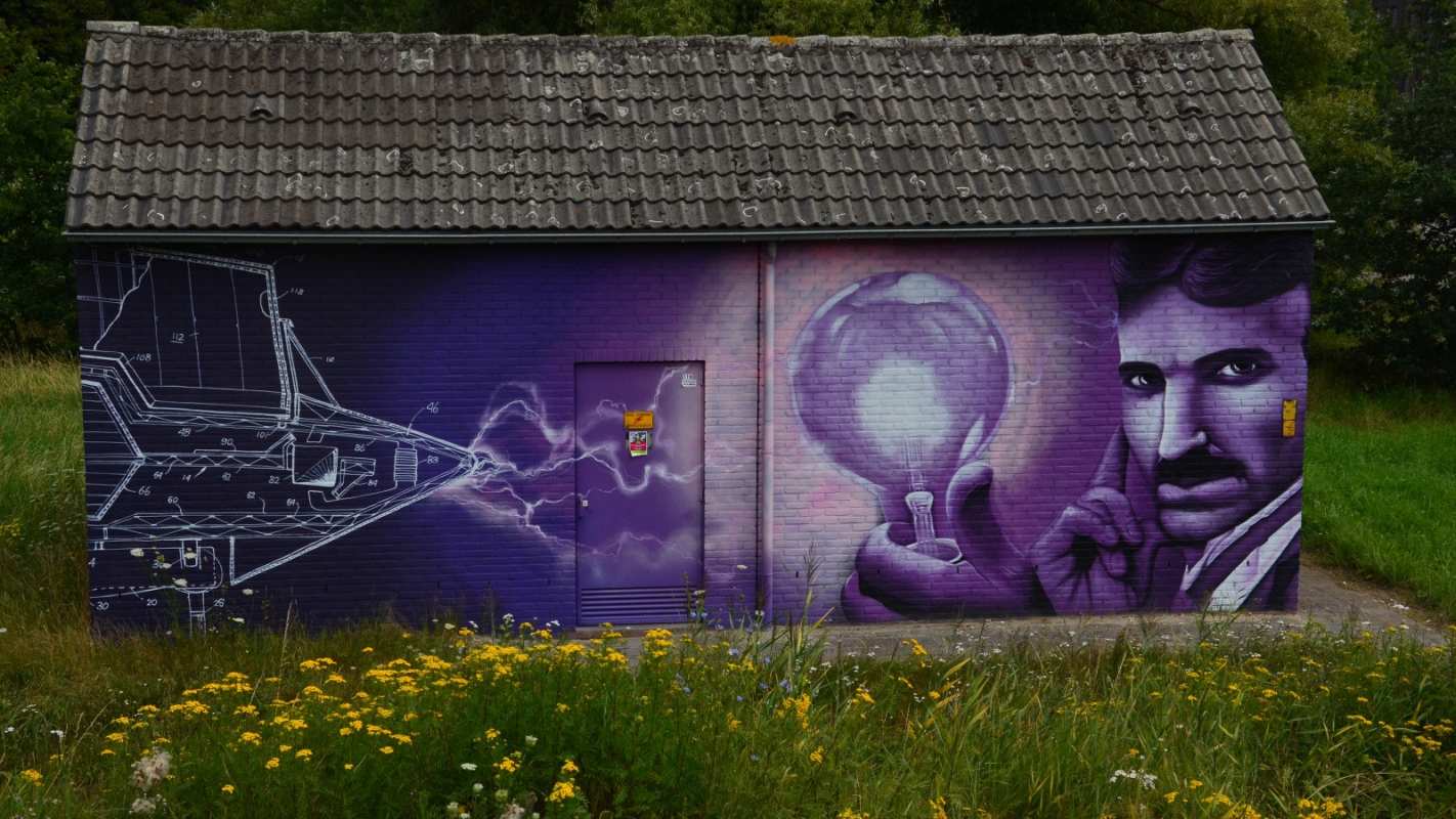 Открытка трансформаторная будка и тесла  молнии, Тесла  Қуанышты энергия күні 