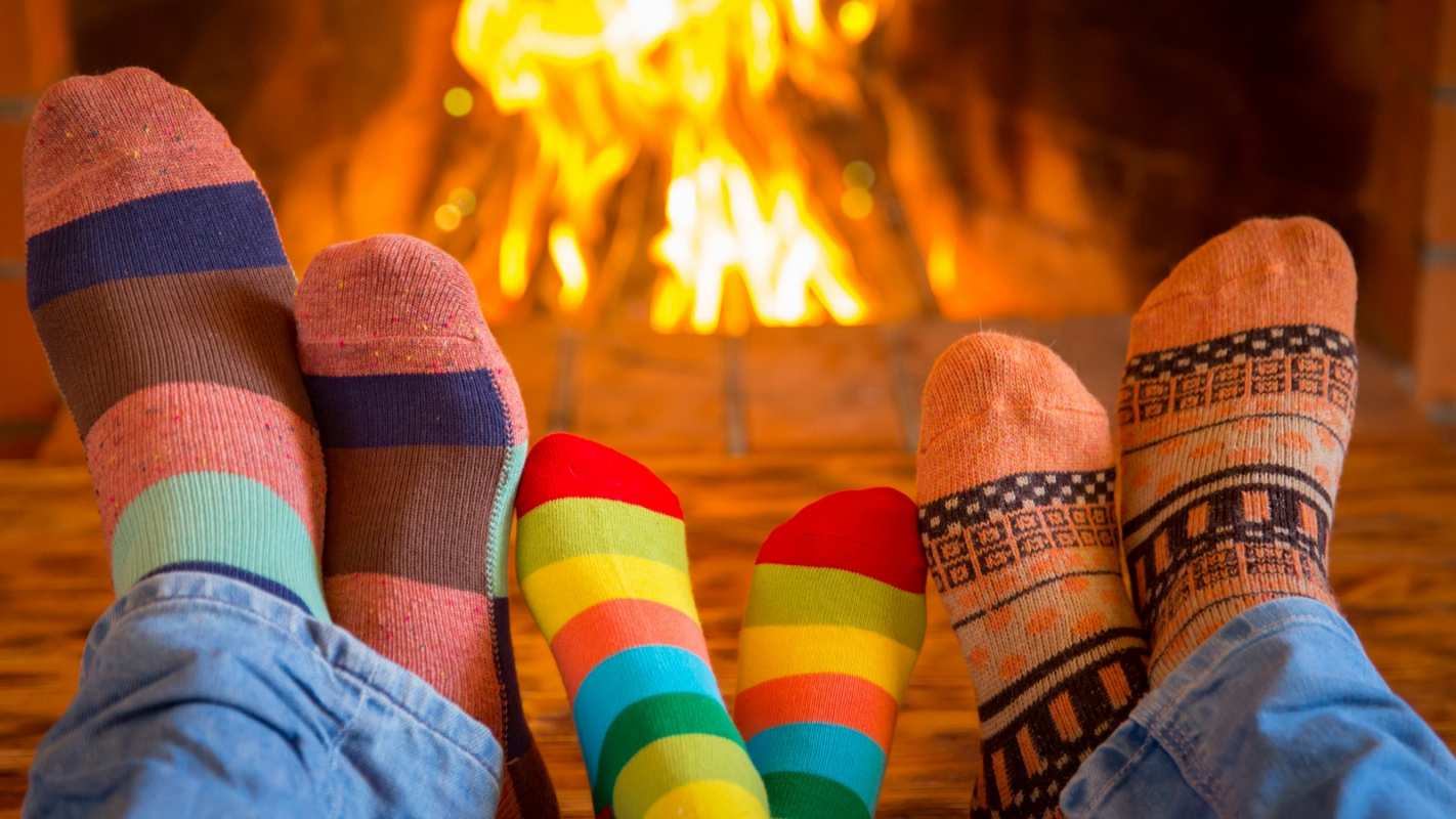 Открытка семья греет ноги у камина  с днем семьи   отбасы күні құтты болсын 