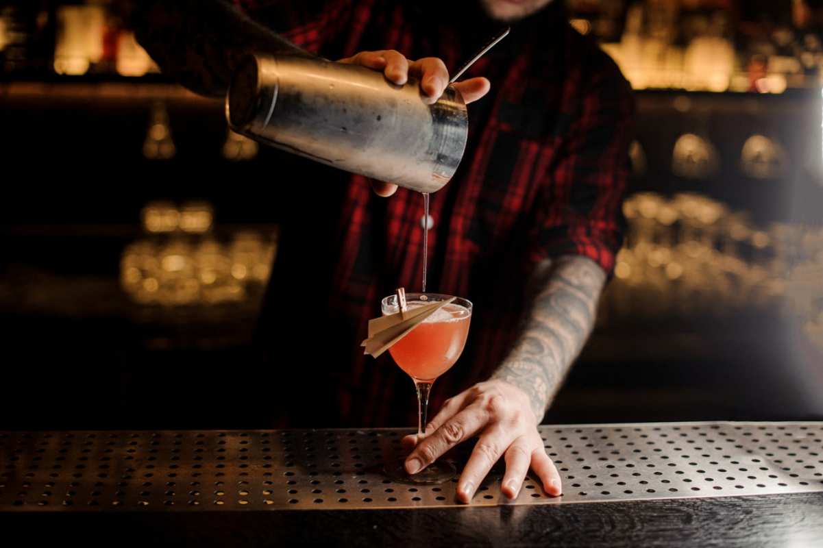 Открытка бармен в татушках  с днем бармена  бармен күні құтты болсын 