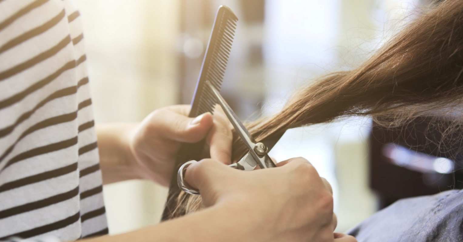 Открытка стригут волосы  с днем парикмахера расческа  Шаштараз күні құтты болсын 