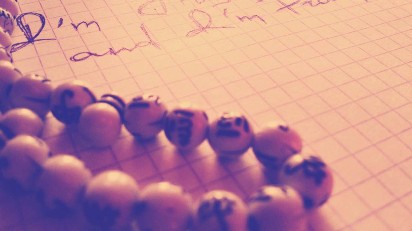 Открытка четки и бумага в клеточку  четки  Құрбан айтпен 