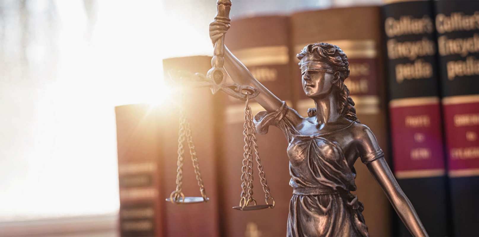 Открытка фемида справочники и солнце  фемида с днем юриста  Заңгер күні құтты болсын 