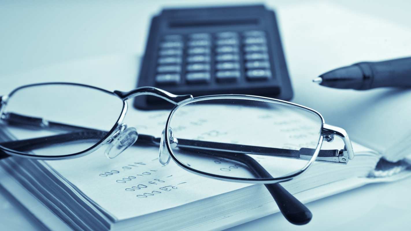 Открытка калькулятор и очки  с днем бухгалтера  бухгалтер күні құтты болсын 