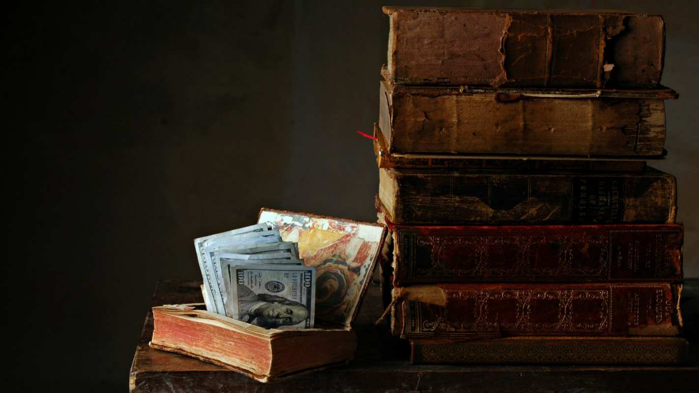 Открытка книги и доллары  с днем бухгалтера  бухгалтер күні құтты болсын 