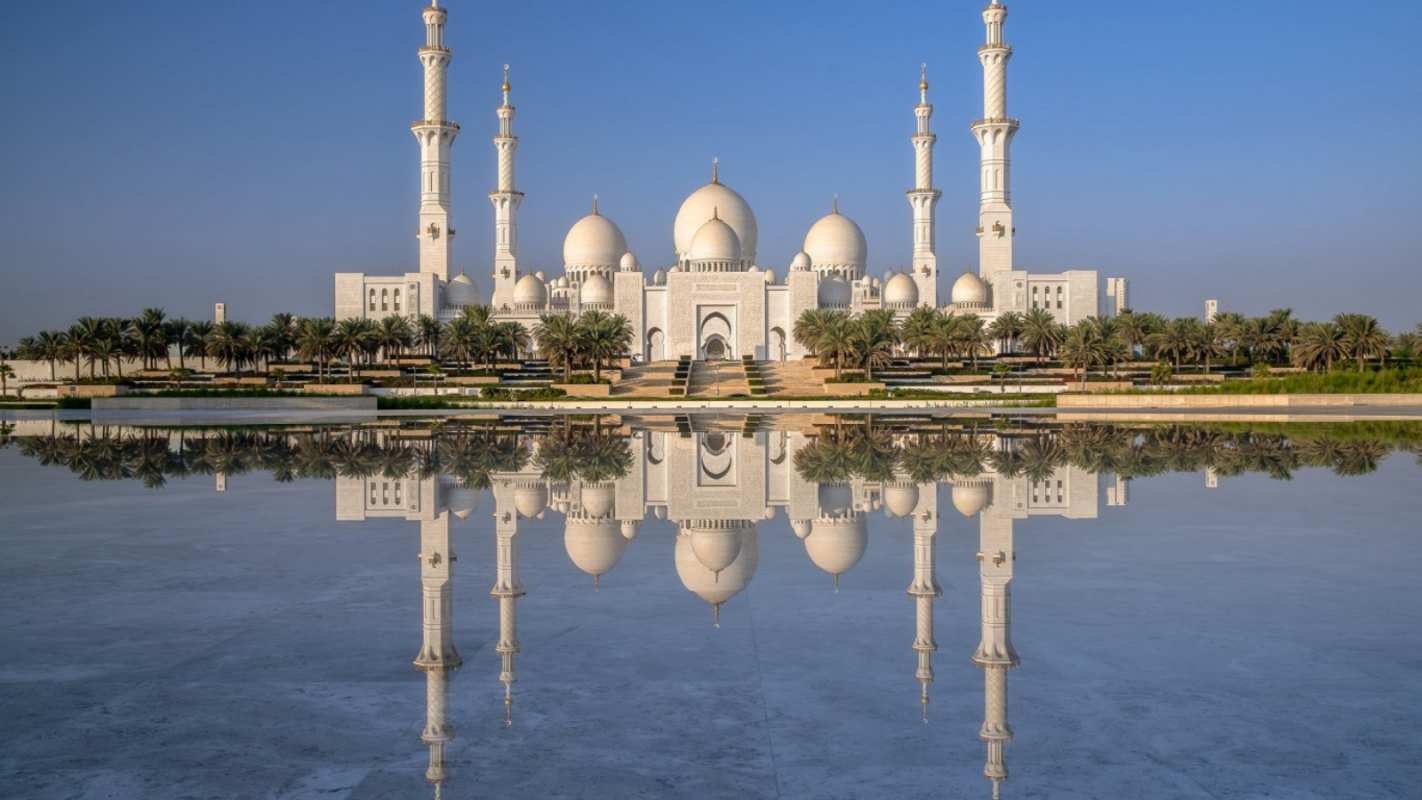 Открытка большая мечеть на фоне озера  мечеть  Құрбан айтпен 