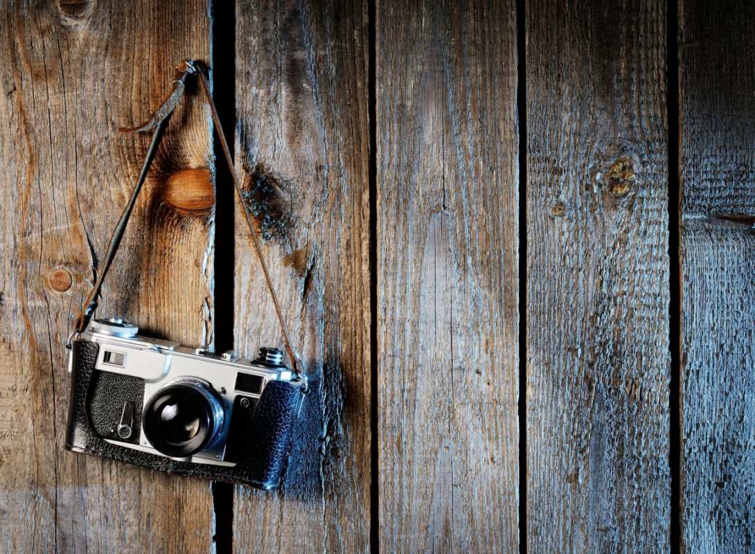 Открытка фотоаппарат висит на ремешке  с днем фотографа  Фотограф күні құтты болсын 