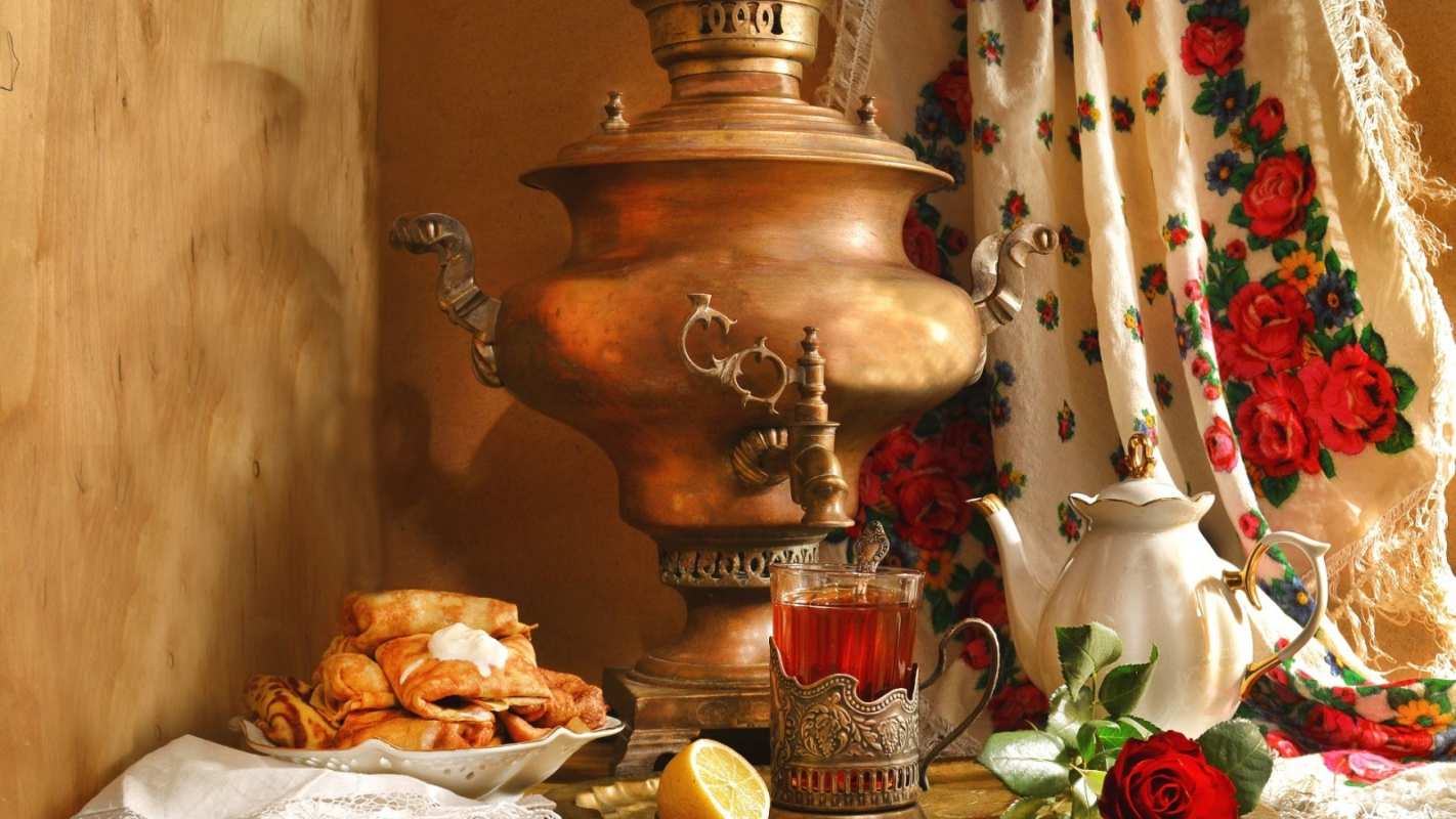 Открытка блины и стол с самоваром  масленица  Карнавалмен 