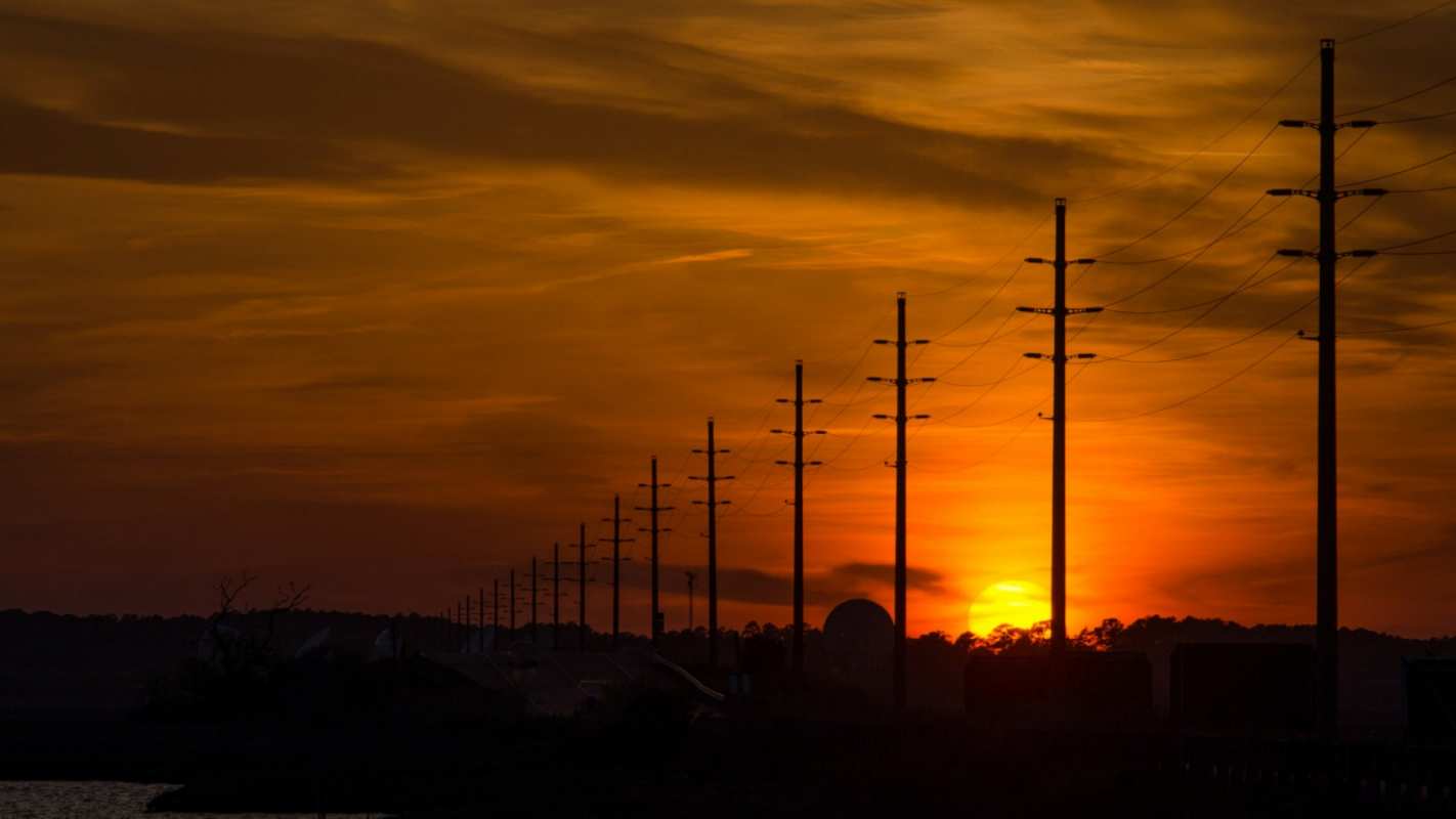 Открытка закат солнца на фоне проводов и столбов  столбы провода закат  Қуанышты энергия күні 