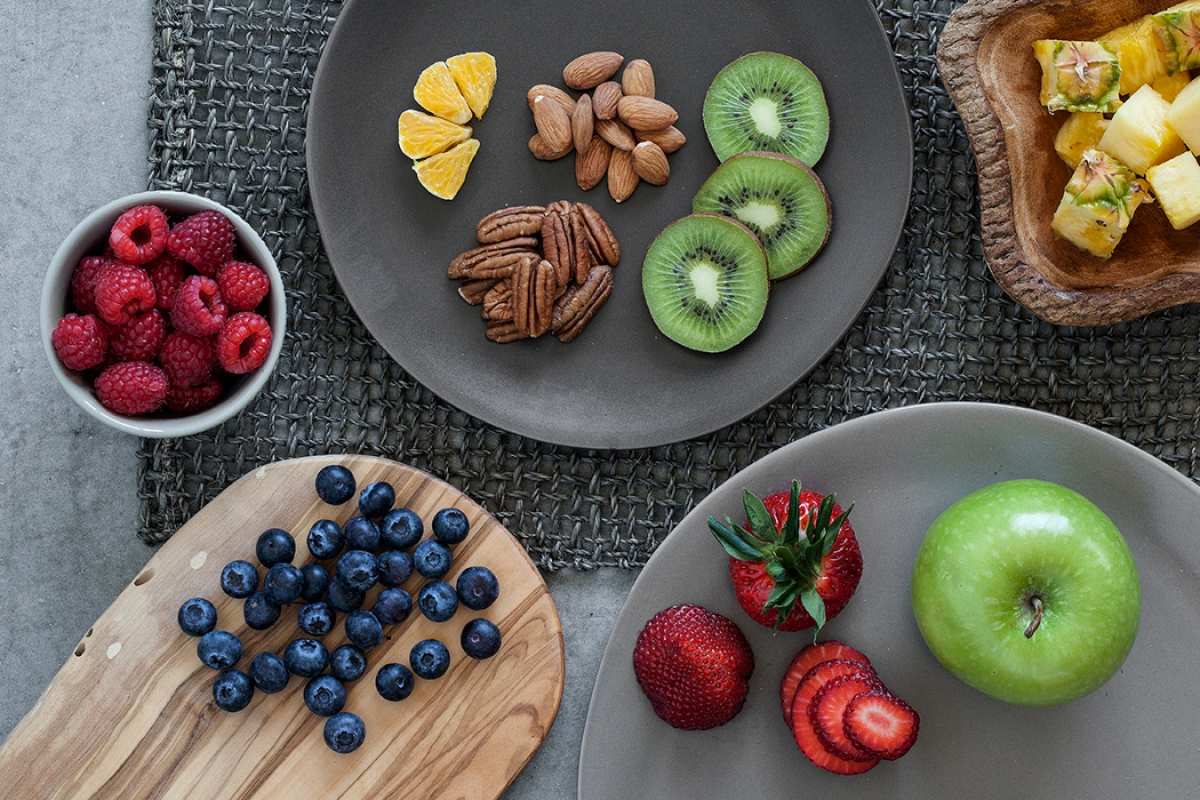 Открытка ягоды и фрукты  день вегана  Вегетариандық күн құтты болсын 