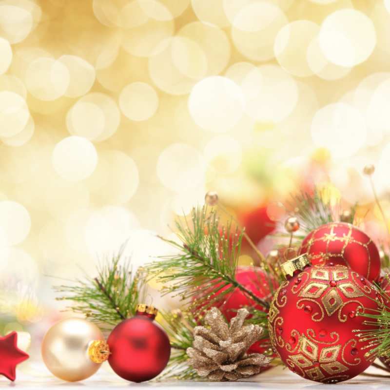 Открытка красные новогодние шары  с рождеством  Рождество құтты болсын 