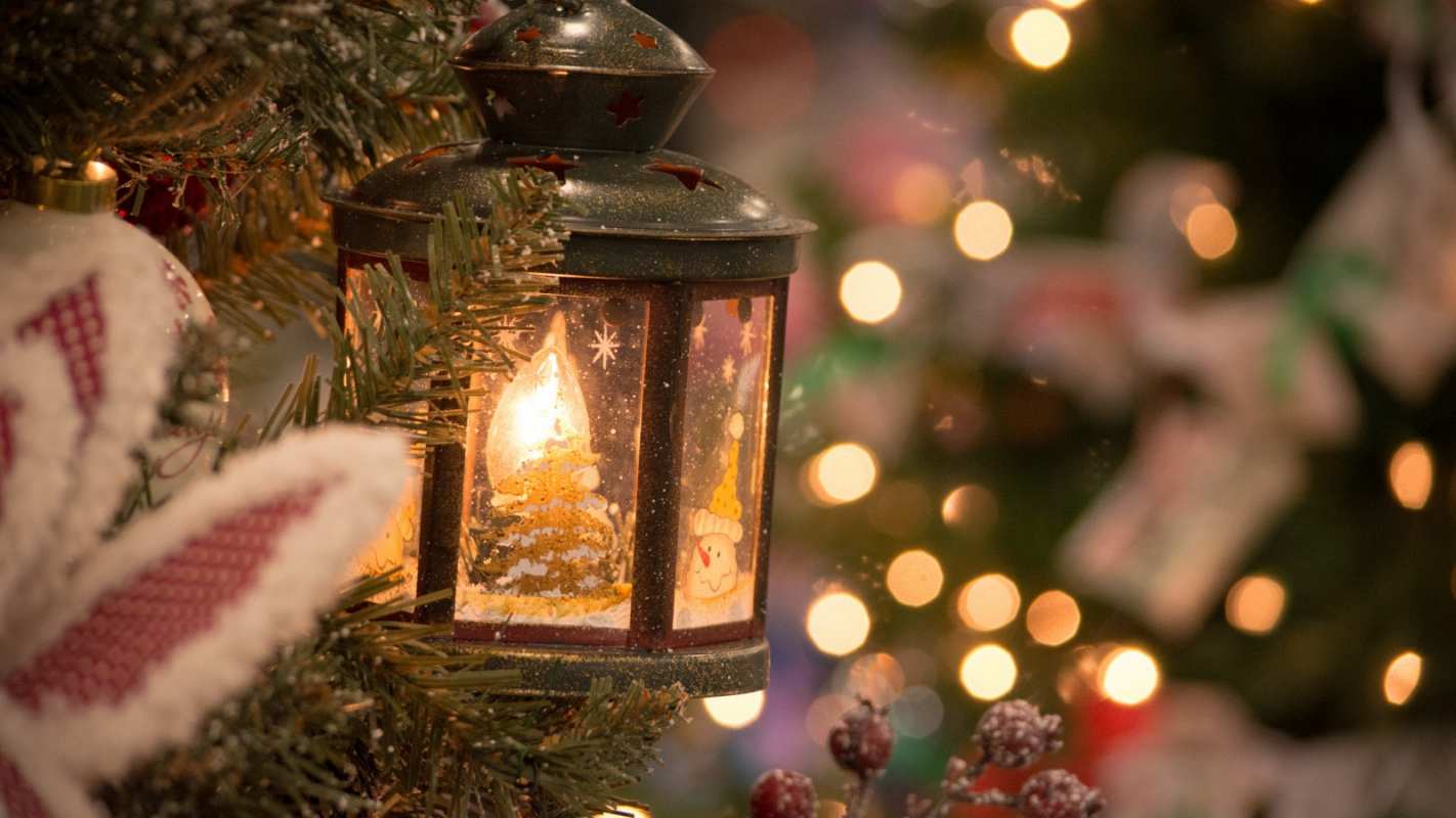 Открытка фонарик на елке  новый год фонарик  Жаңа жылыңызбен 