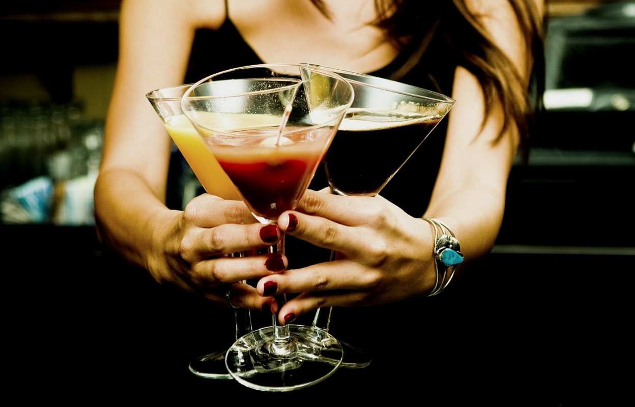 Открытка девушка держит три коктейля  с днем бармена  бармен күні құтты болсын 