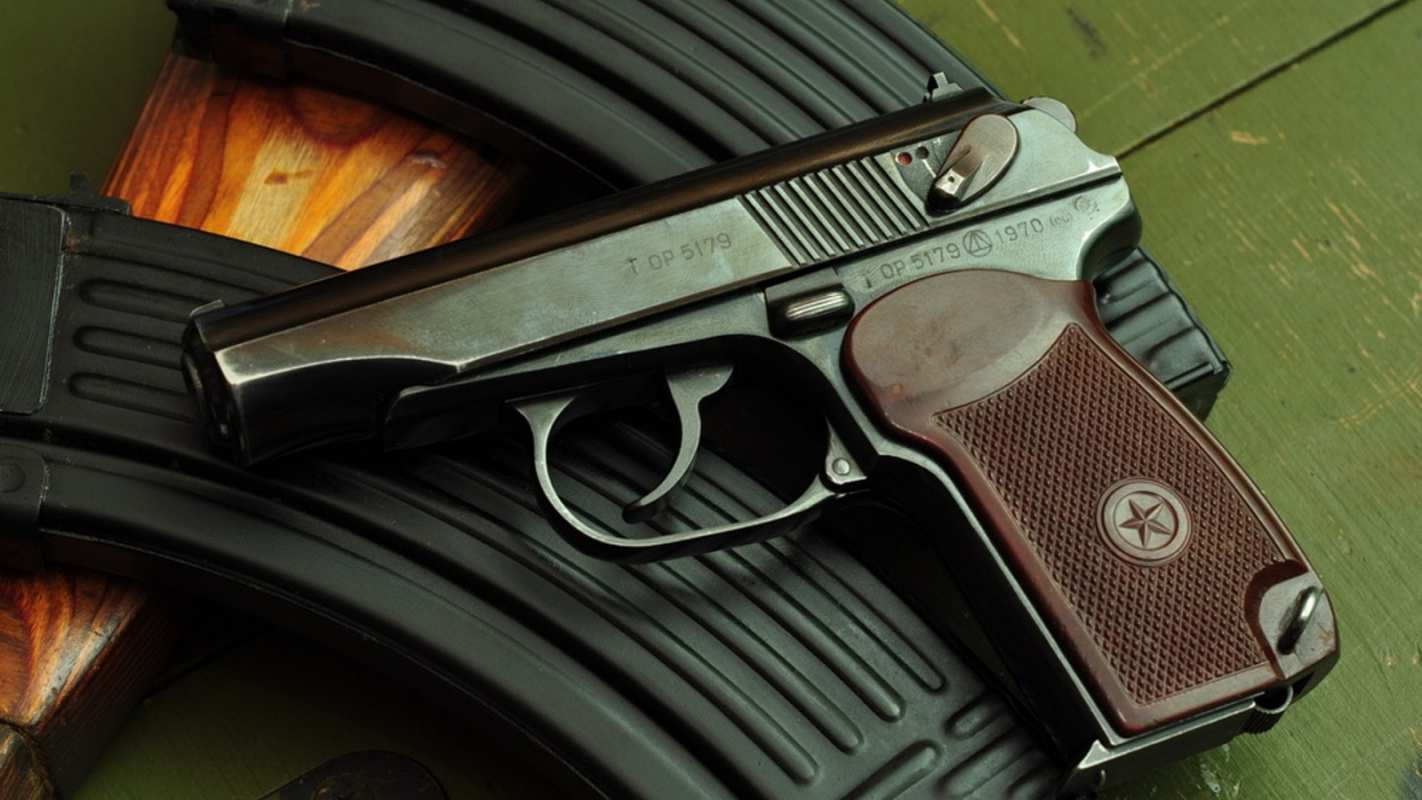 Открытка армейский пистолет и рожки от АК  оружие  Полиция күні құтты болсын 