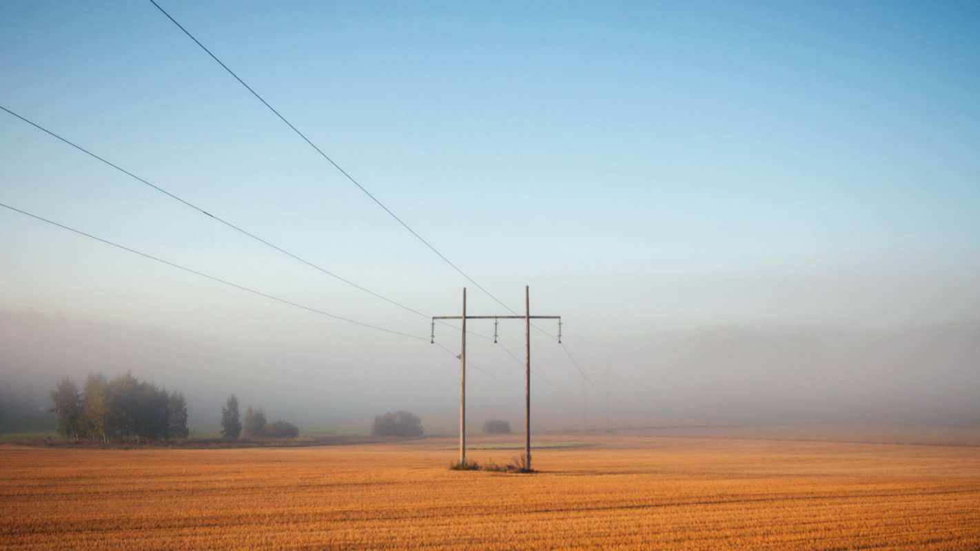 Открытка ЛЭП в поле на фоне тумана  ЛЭП столбы  Қуанышты энергия күні 