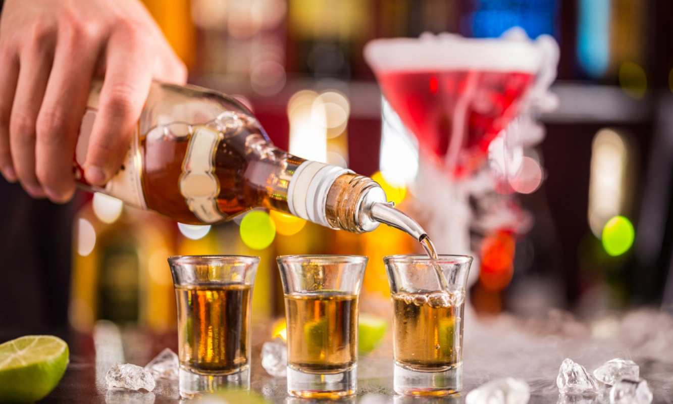 Открытка виски со льдом  виски  бармен күні құтты болсын 