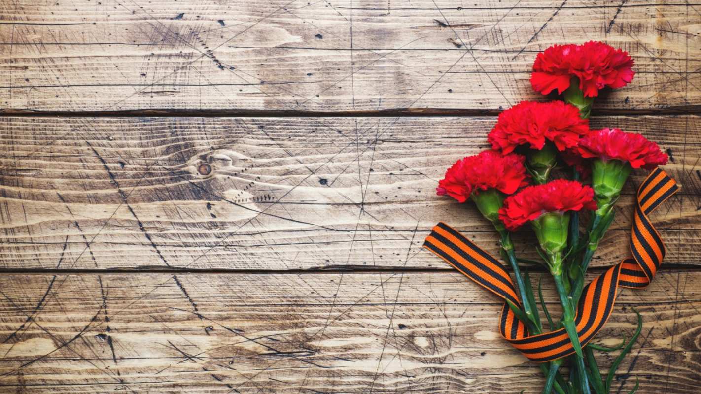 Открытка красные гвоздики на столе  9 мая  9 мамырдан бастап 