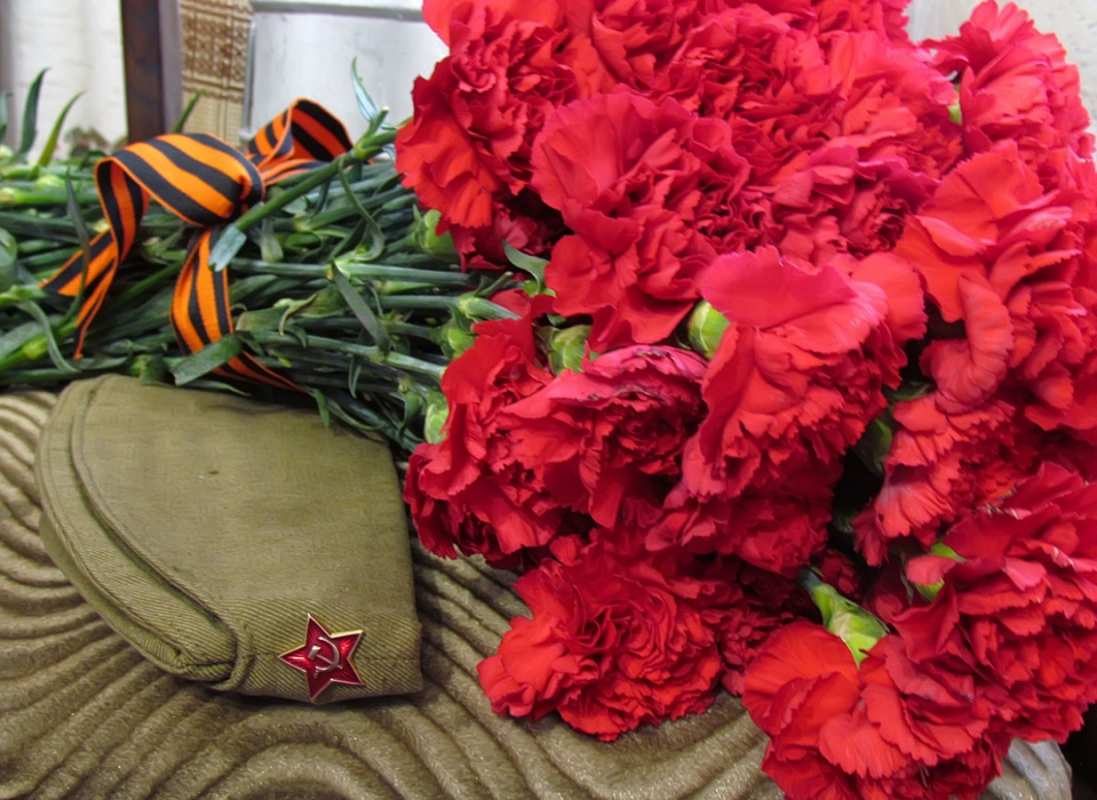 Открытка пилотка со звездой  9 мая  9 мамырдан бастап 