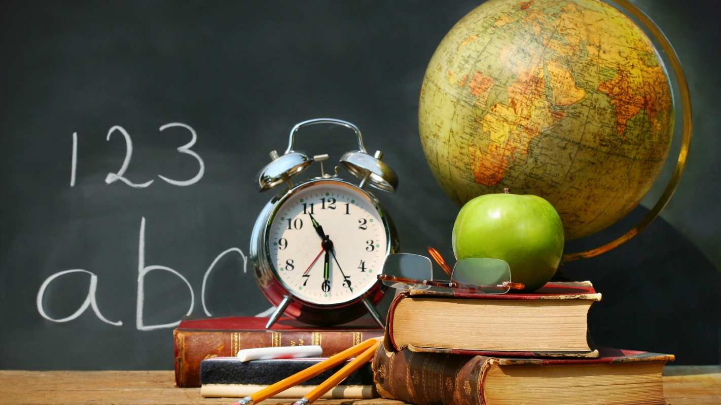 Открытка школьная доска и книги  с днем учителя   Мұғалімдер күнімен 